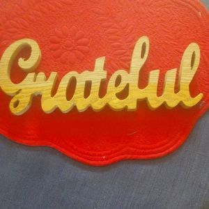 "Grateful" decor